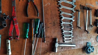 Garajın duvarında asılı bir sürü tamir aleti var..