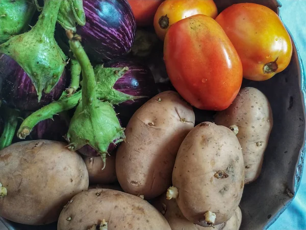 Hassas domates, brinjal ve patates grupları Alman çatalına izole edilmiş.