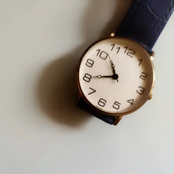 白い背景にアナログ手首腕時計 — ストック写真