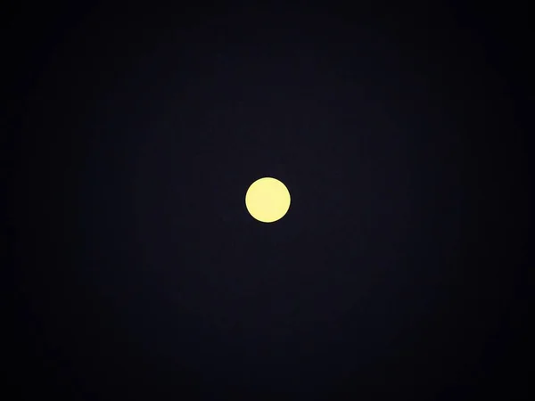 满月在漆黑的夜晚闪耀 — 图库照片