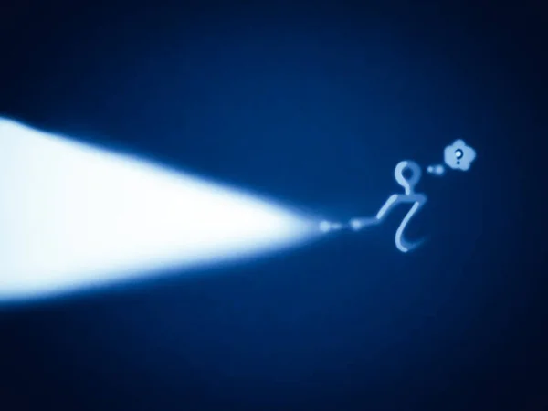 Adam meşaleyle gizemli bir cevap arıyor..