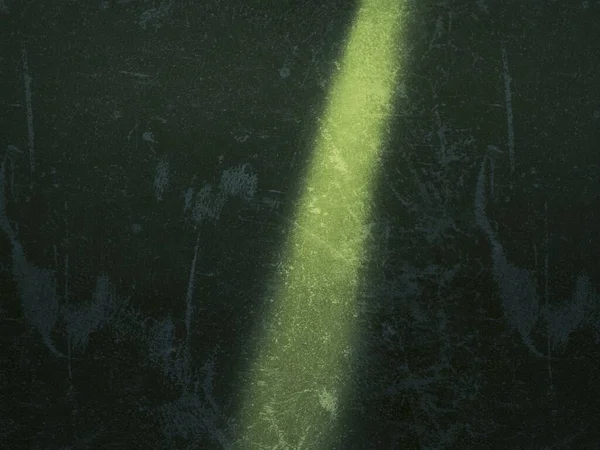 Yeşil desenli duvarın üzerine ışık demeti düştü