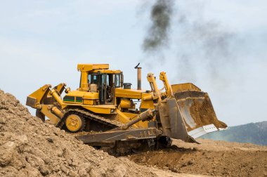 İnşaat alanındaki bir buldozer yerini değiştirir.