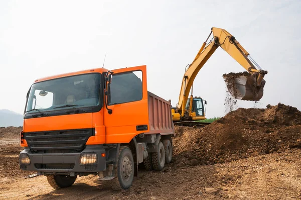 Loading Earth Soil Body Cargo Dump Truck Excavator Bucket — Stock Photo, Image