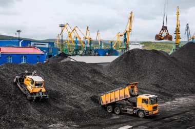 Kömür dağları, liman vinçleri, buldozer ve çöp kamyonu açık havada kömür, inşaat vinçleri, dizel ekipmanlar