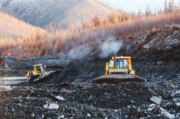  Dağlık ormanlık alanlarda buldozerler, katman katman, dağ toprağını yüzeyden çıkarıp kenara doğru kürekliyorlar..