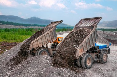 Dağlık damperli kamyon kayaları taşımak ve boşaltmak için yaygın olarak kullanılır. Madencilik.