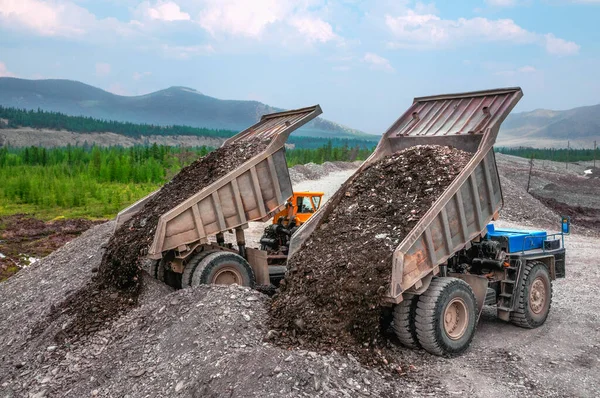 Dağlık damperli kamyon kayaları taşımak ve boşaltmak için yaygın olarak kullanılır. Madencilik.