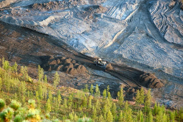 Una Excavadora Limpia Área Bosque Montañoso Con Cubo Industrial Vista —  Fotos de Stock