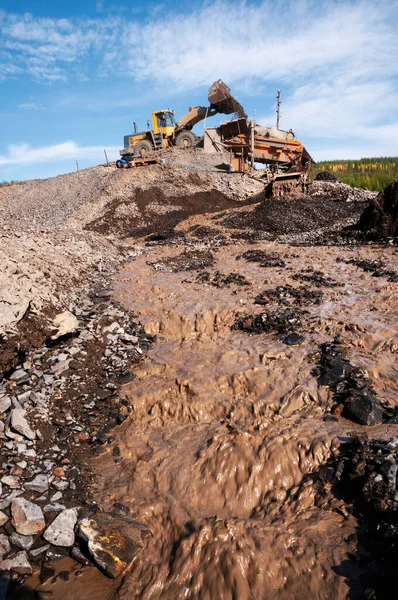 Doğu Sibirya 'nın endüstriyel bölgesinde doğal altının açık bir şekilde çıkarıldığı sanayi ekipmanları. Bu cihazın zıpzıpına tonlarca dağ toprağı dökülüyor ve tüm bunlar güçlü bir jet ile temizleniyor.. 