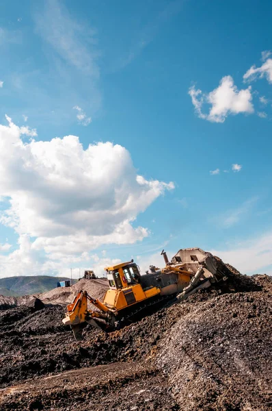 Dağlık alanlarda doğal altın madenciliği yapan Buldozer, doğal altın yoğunluğunun arttığı dağ toprağını toplar. Sonra, tekerlek yükleyiciler bu dağ toprağını yıkamak için özel endüstriyel ekipmanlara taşıyorlar.