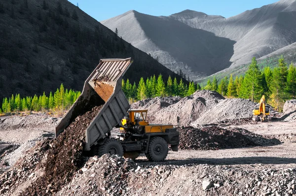 Wywrotka Górnicza Rozładowuje Górską Glebę Poza Plac Budowy — Zdjęcie stockowe