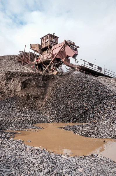 Doğu Sibirya 'nın endüstriyel bölgesinde doğal altının açık bir şekilde çıkarıldığı sanayi ekipmanları. Bu cihazın zıpzıpına tonlarca dağ toprağı dökülüyor ve tüm bunlar güçlü bir jet ile temizleniyor.. 