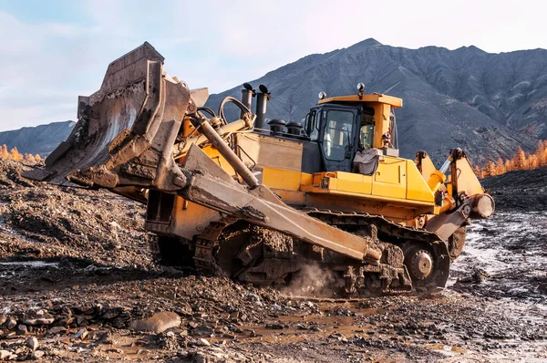 Bulldozer Mountainous Area Industrial Area Industrial Bucket Raised Top — Stock Photo, Image