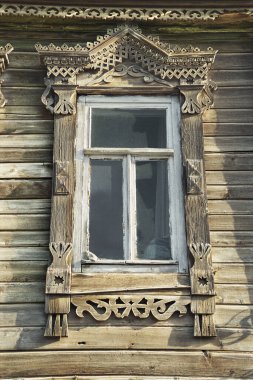 Rus İmparatorluğu zamanından kalma eski Rus ahşap evinin bir parçası. Ön cephede oyulmuş süslemeler var. Rusya 'nın Avrupa kısmının mimarisi. Çeşitli nedenlerden dolayı, bu eski evler her yıl daha da küçülüyor..