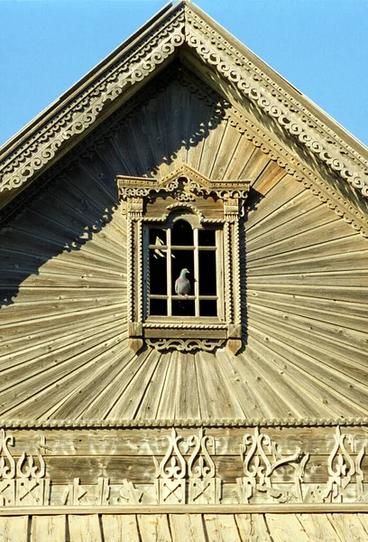 Fragment Eines Giebels Eines Alten Russischen Holzhauses Aus Der Zeit — Stockfoto