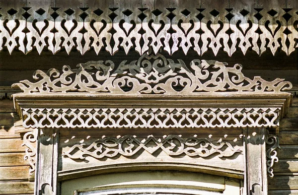 Fragment Okna Starego Rosyjskiego Drewnianego Domu Czasów Imperium Rosyjskiego Rzeźbione — Zdjęcie stockowe