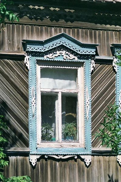 Okno Starého Ruského Dřevěného Domu Dob Ruské Říše Fasádní Výzdobě — Stock fotografie