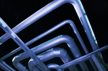 Geceleri Rafineride çeşitli sıralarda boru hatları ve farklı yapılandırmalar.