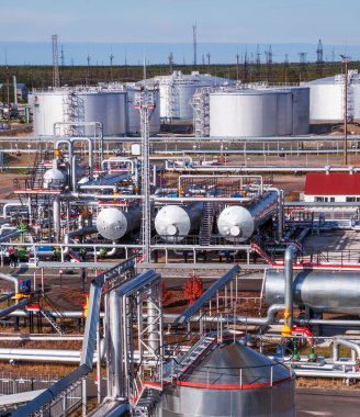 Petrol ve doğalgaz endüstrisi, petrol rafinerisi ve işleme, petrol pompalama istasyonu borulardan daha fazla petrol taşımak ve borularda uygun basıncı sürdürmek için.