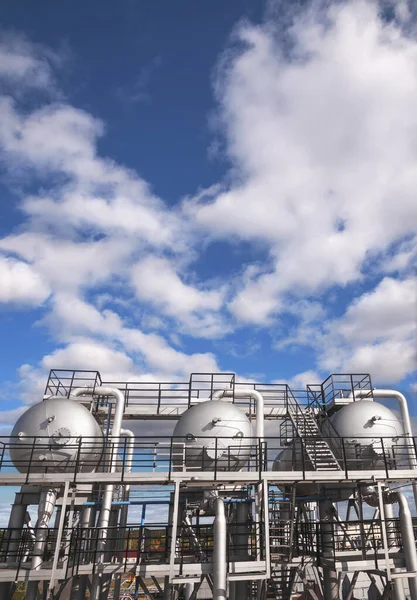 Petrol rafinerisinde endüstriyel ekipman. Petrol ve gaz endüstrisi, petrol rafinerisi ve rafinerisi.