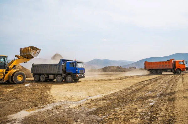 Wiellader Laadt Klei Emmer Van Een Vuilniswagen — Stockfoto