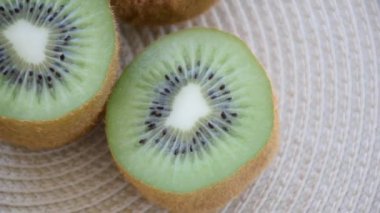 Dilimlenmiş ve tüm kivi dairesel hareket yapıyor..