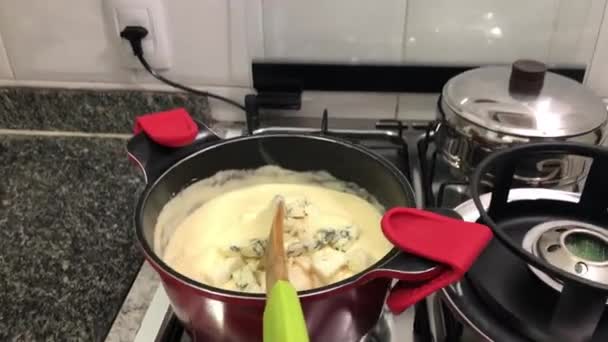 Przygotowanie Fondue Umieszczenie Sera Błękitnego Patelni Zmieszanie Fondue — Wideo stockowe