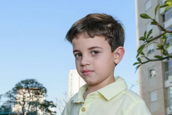 Criança Brasileira Anos Séria Uma Tarde Ensolarada Fundo Céu Azul — Fotografia de Stock