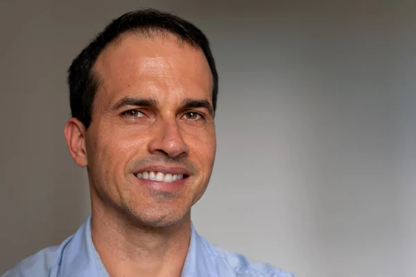 43 yaşında, ciddi bir yüzü olan bir adam..