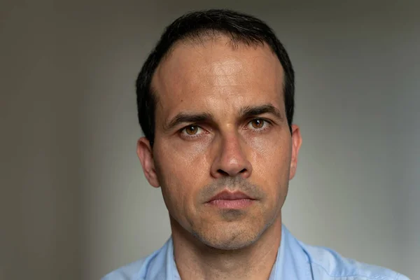 43 yaşında, ciddi bir yüzü olan bir adam..