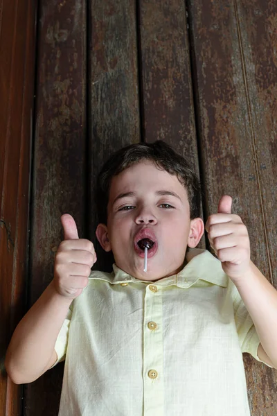 Летний Бразильский Ребенок Фотосессии Детской Солнечный День Леденец Белый Шоколад — стоковое фото