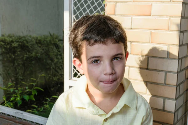Brasilianisches Kind Alter Von Jahren Beißt Auf Die Zunge Und — Stockfoto