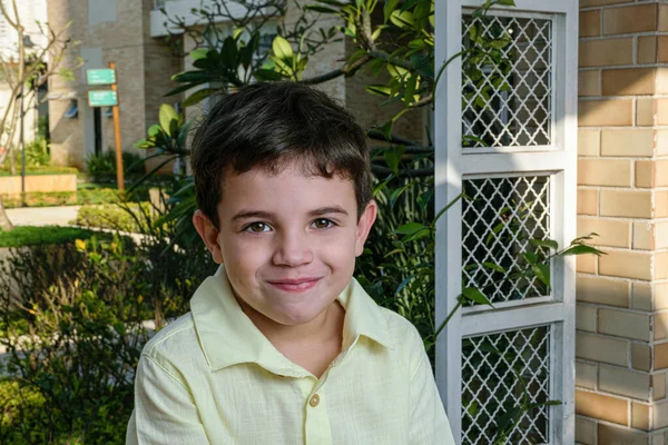 Jähriges Brasilianisches Kind Mit Einem Leicht Schüchternen Lächeln Und Starrt — Stockfoto