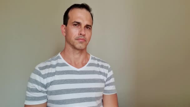 Homme Brésilien Ans Portant Une Chemise Rayée Regardant Droit Devant — Video