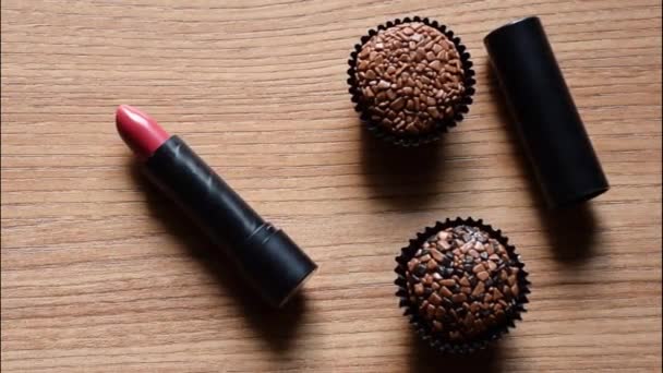 Brigadeiros e baton sendo iluminados pela luz natural. Ampliar e localização lateral. Foco no brigadeiro superior. — Vídeo de Stock