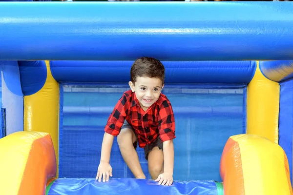 Çocuk şişme bir oyuncakla oynuyor.