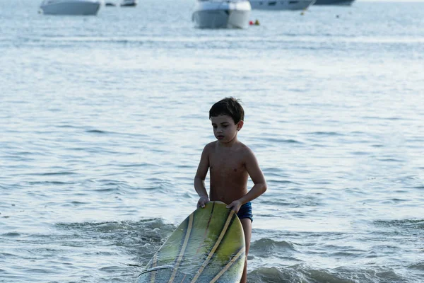 Criança Anos Que Entra Prancha Surf Mar — Fotografia de Stock