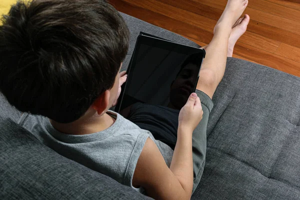 Niño Años Sentado Sofá Mirando Tableta Vista Superior — Foto de Stock