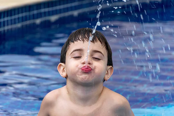 Närbild Ett Barn Sprutande Vatten Genom Munnen — Stockfoto