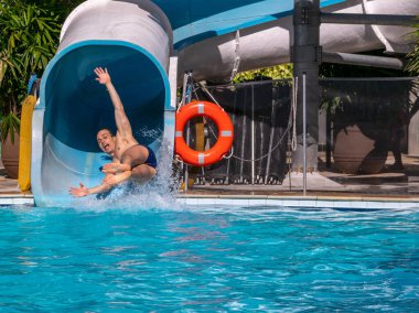 Yetişkinler su kaydırağında eğleniyor..