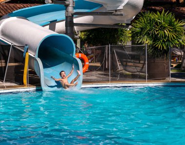 Çocuk su kaydırağında eğleniyor..