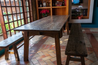 Bank ve kırsal ahşap masa..