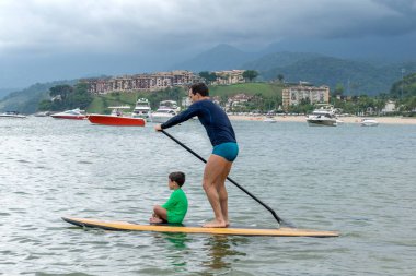 Baba ve oğul ayağa kalk-kalk tahtasıyla geliyor..