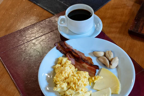 Äggröra Bacon Paranötter Och Kaffe — Stockfoto