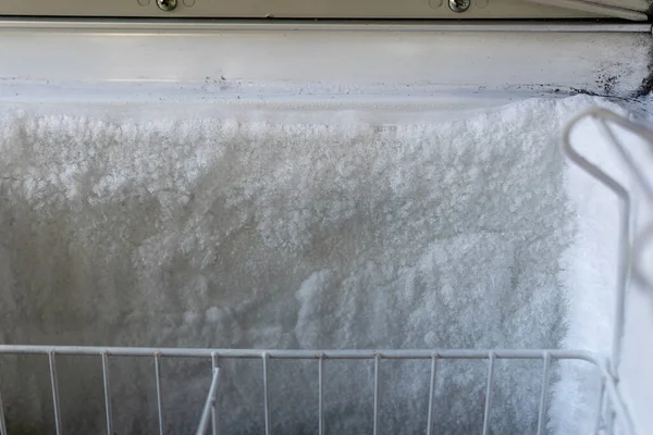 Buzdolabının içinde buz tabakası oluşuyor.