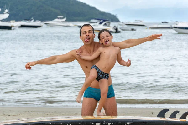 Padre Hijo Con Lengua Playa —  Fotos de Stock