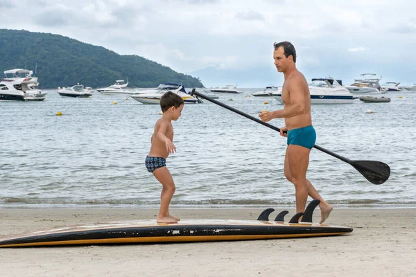 Vater Und Sohn Bereiten Sich Mit Stehbrett Auf Den Abschied — Stockfoto