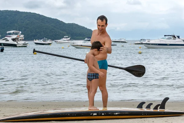 Vater Arrangiert Die Haare Seines Sohnes Bevor Mit Dem Surfbrett — Stockfoto