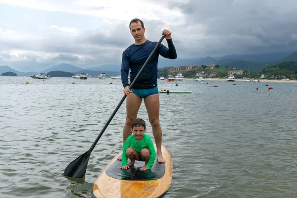 Vater Und Sohn Auf Einem Stand Paddle Board Der Nähe — Stockfoto